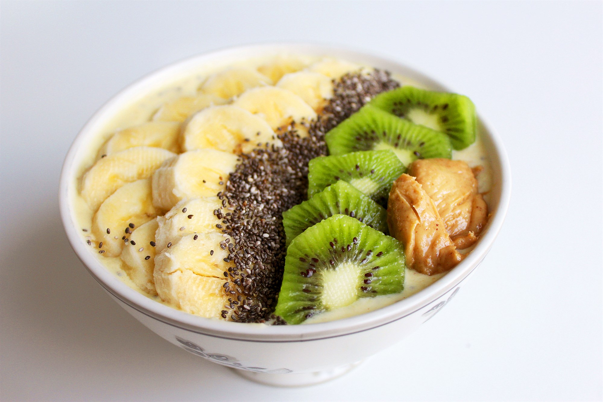 Smoothie bowls with dates and peanut butter