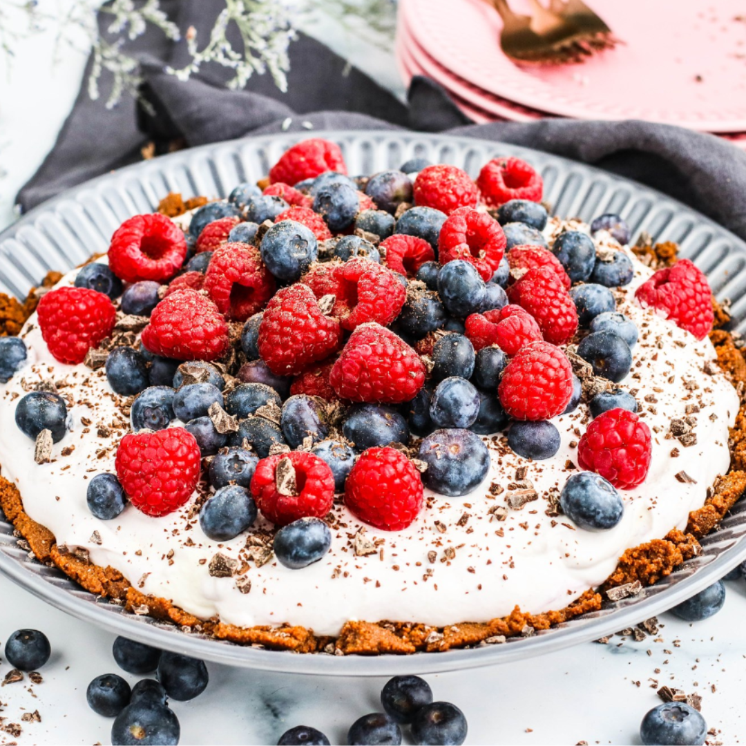 Skyrcake with berries